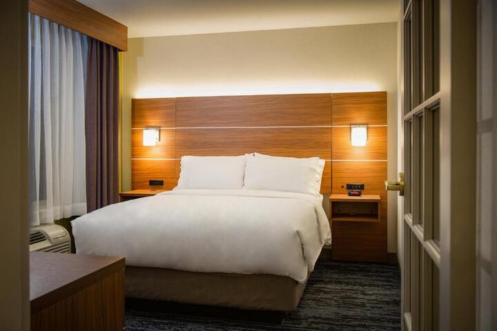 1 King Bed (1 of 13)