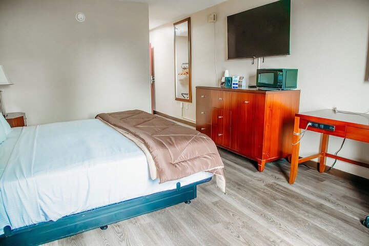 1 King Bed (15 of 17)
