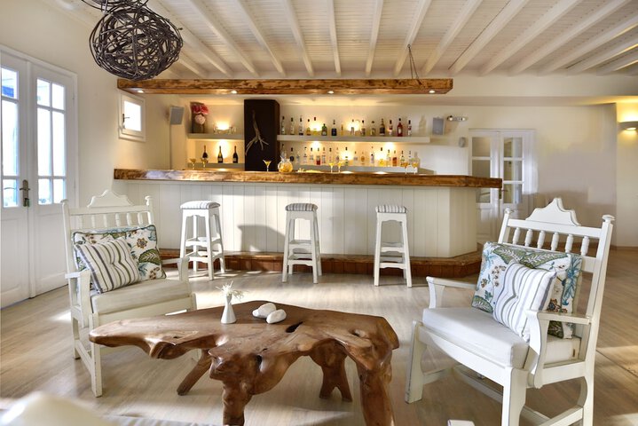 Lounge 67 of 87