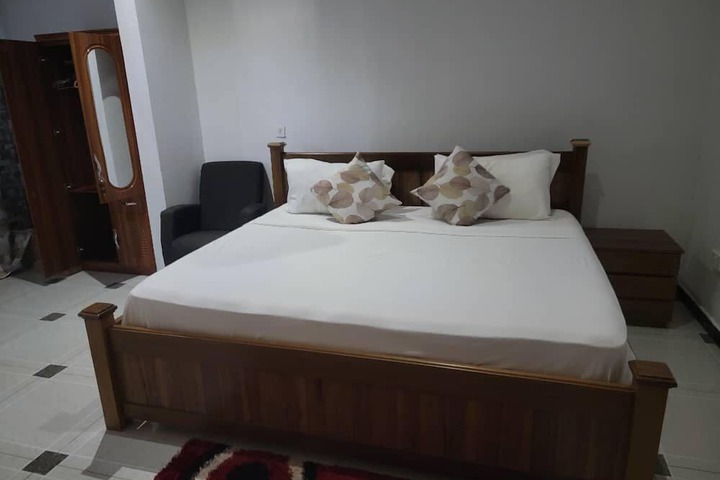 Room 4 of 10