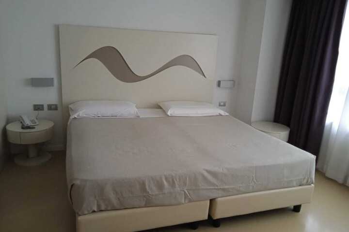 Room 35 of 146