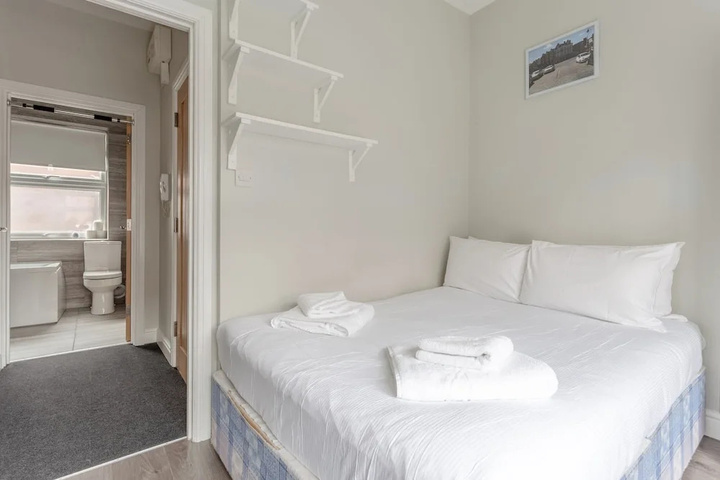 Room 2 of 10