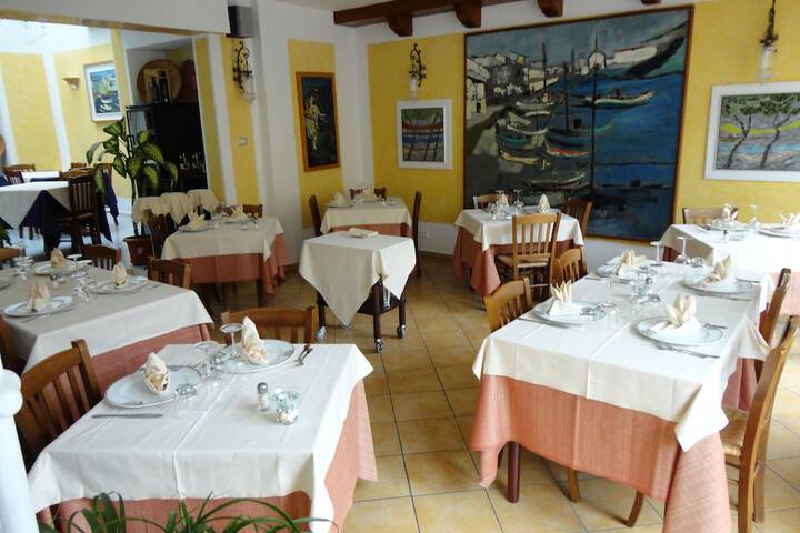 Dining 33 of 60