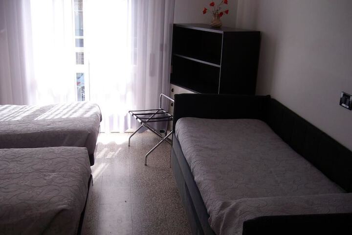 Room 5 of 16