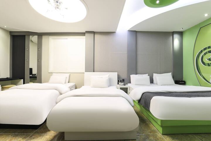 Room 47 of 80