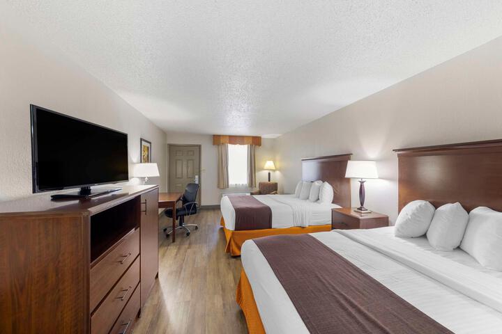 1 Queen Bed High Speed Internet Accessible Microwave and Refrigerator, Coffee Maker Iron and Ironing Board Hairdryer Full Breakfast (7 of 18)