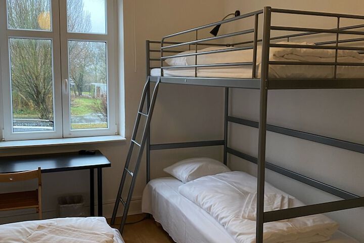 Room 4 of 16