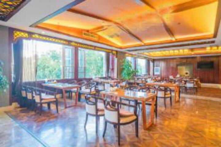 Dining 8 of 23