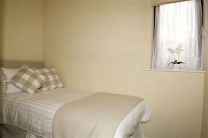 Room 4 of 9