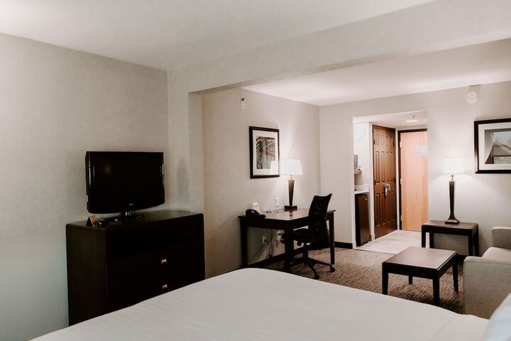 1 King Bed (1 of 15)
