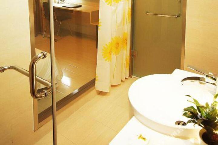Super 8 Collection Hotel (Lanzhou Railway Station Hongxingxiang Subway Station)
