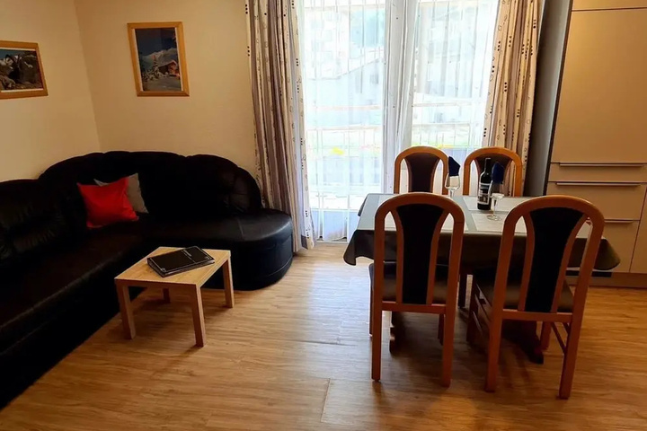 Room 5 of 12