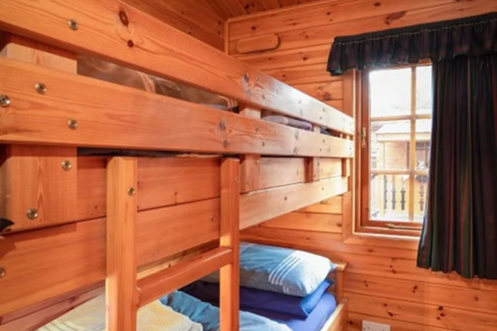 Room 4 of 8