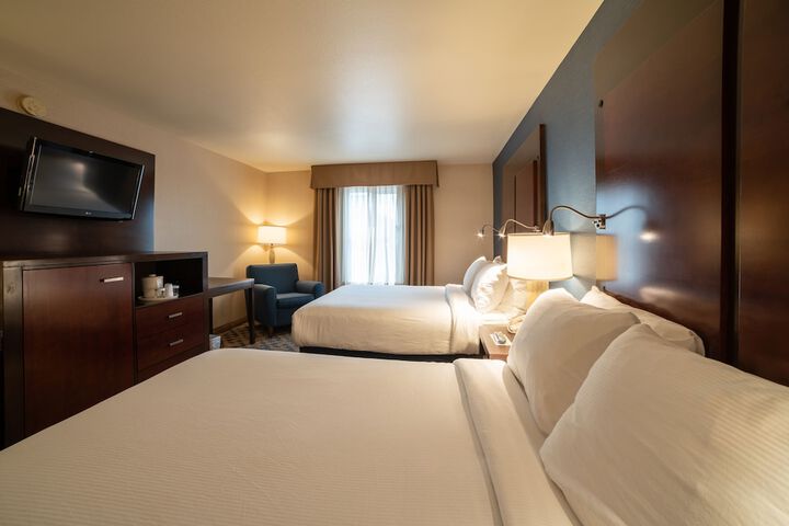 1 Queen Bed Accessible (3 of 15)