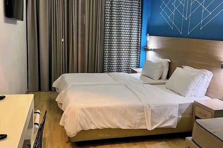 Room 32 of 98