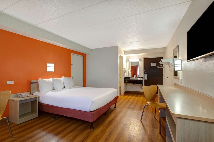 Room 13 of 25