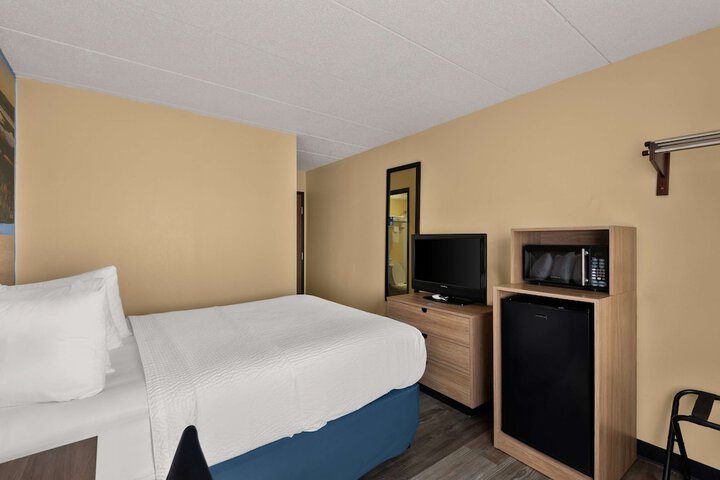 1 Queen Bed (9 of 29)
