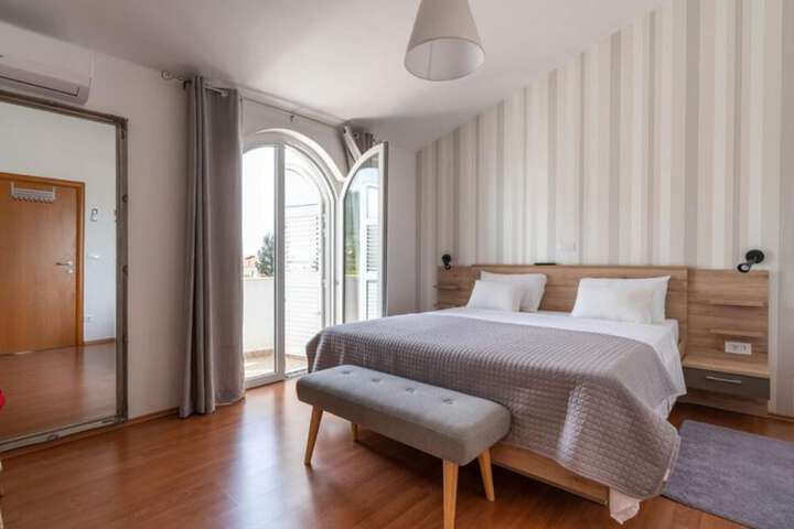 Room 12 of 42