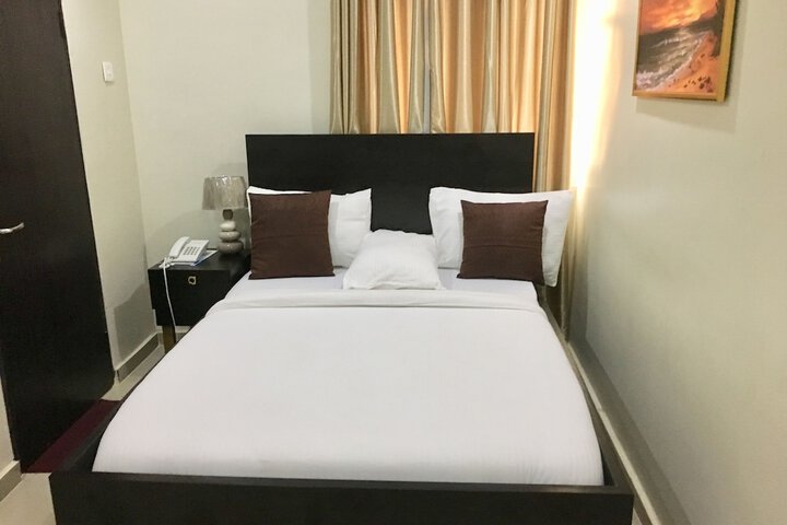 Room 4 of 16