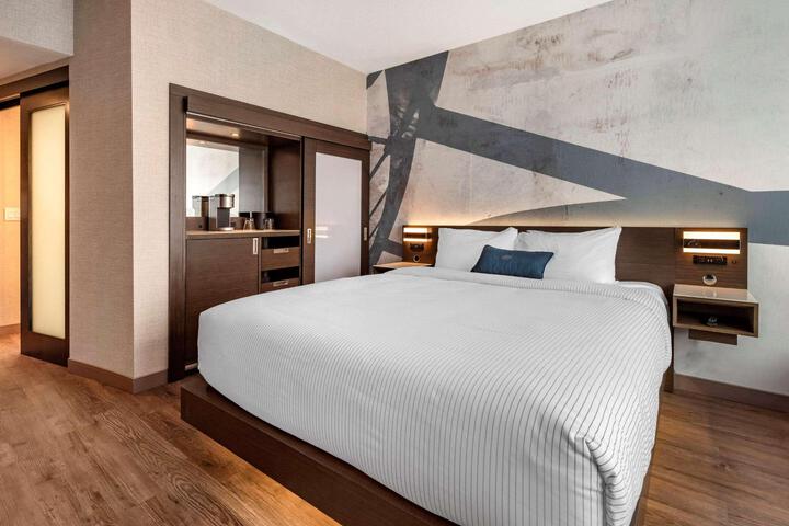 1 King Bed (7 of 14)