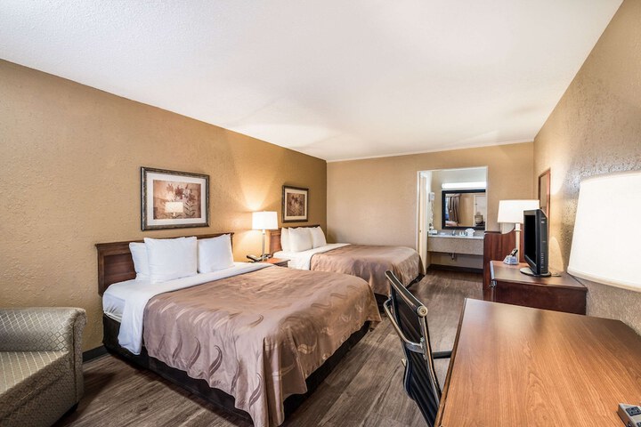 2 Queen Beds (4 of 13)