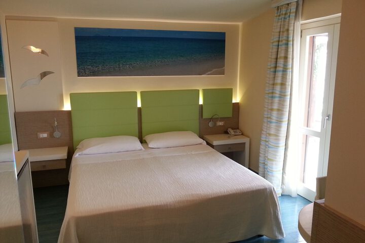 Room 4 of 90