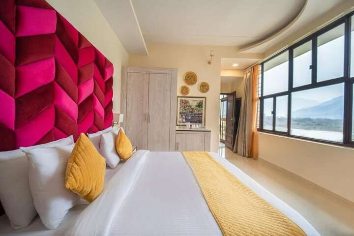 Room 10 of 32