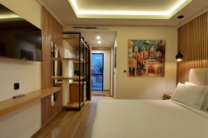 Room 27 of 84