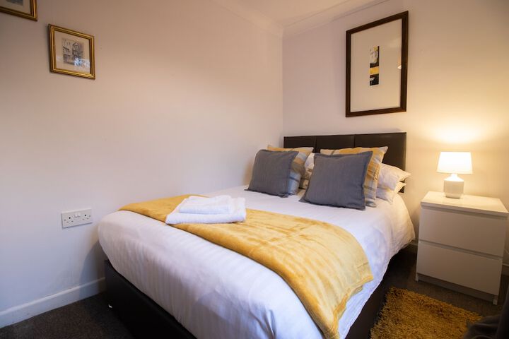 Room 2 of 77