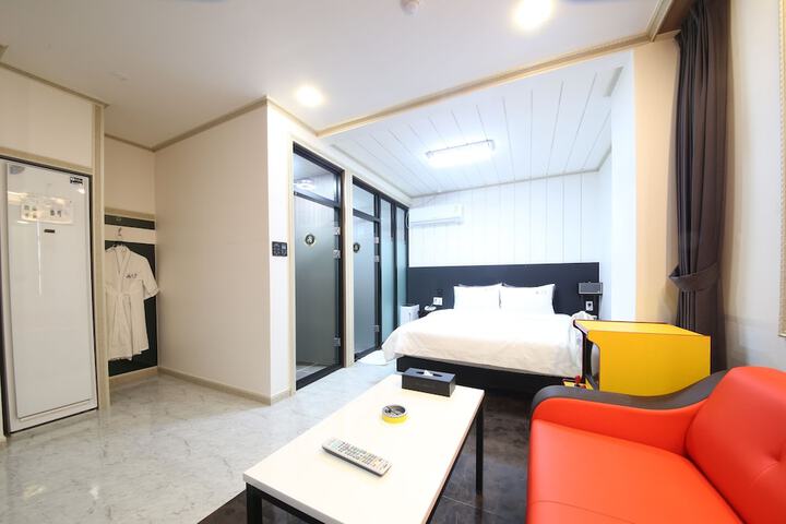 Room 9 of 11