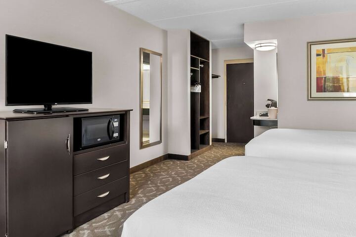 2 Queen Beds (7 of 16)