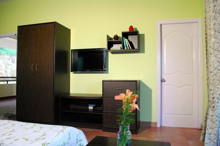 Room 2 of 32