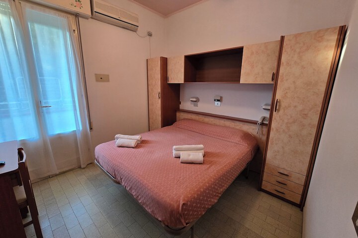 Room 4 of 28