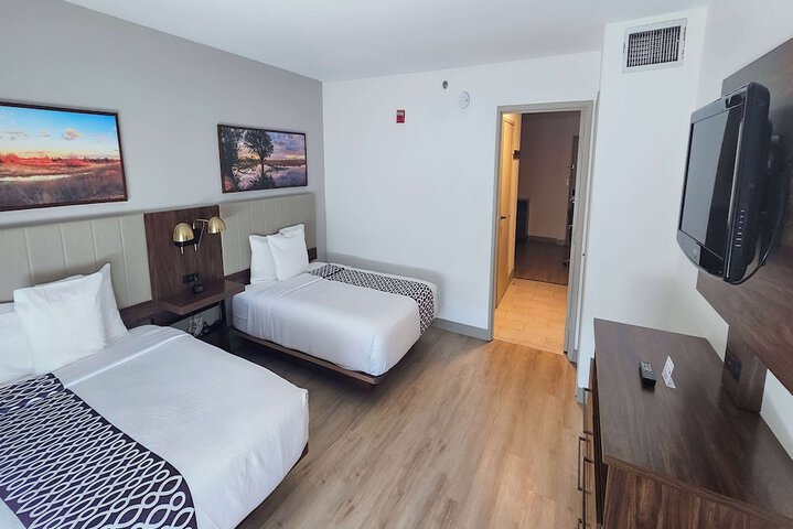 2 Queen Beds Accessible (8 of 17)