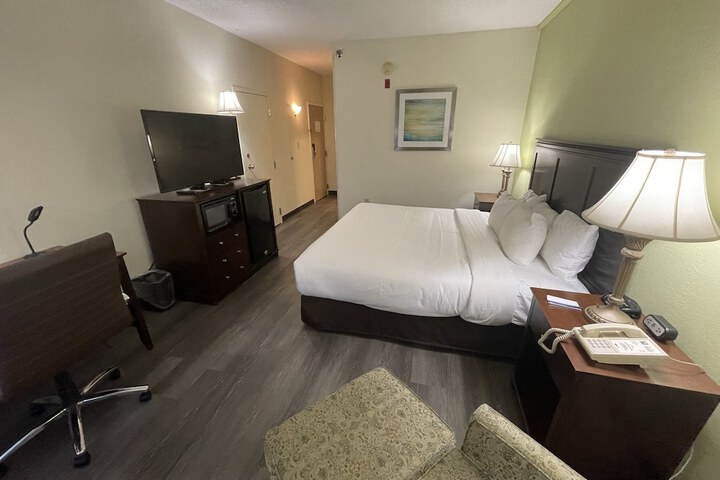 1 King Bed (4 of 15)