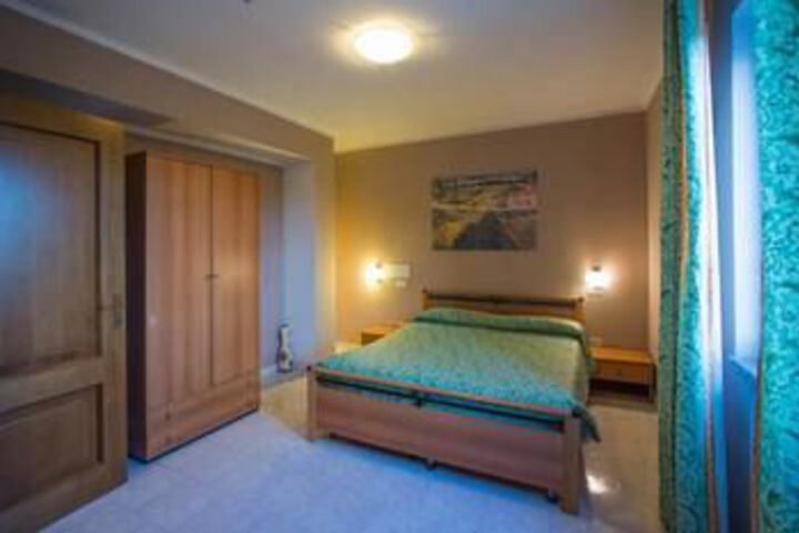 Room 5 of 9