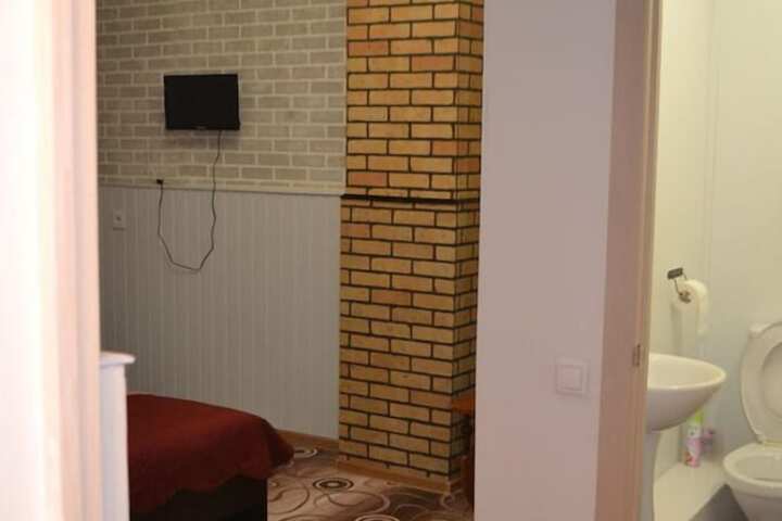 Room 7 of 12