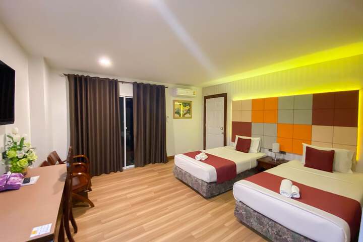 Room 10 of 28
