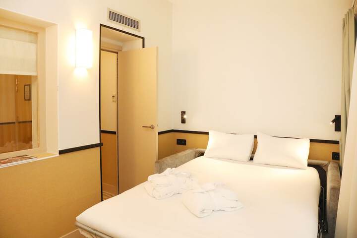 Room 25 of 46