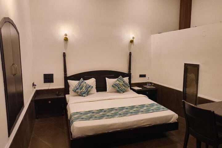 Room 4 of 7