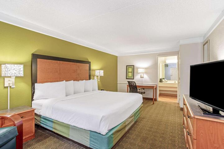 1 King Bed (4 of 11)