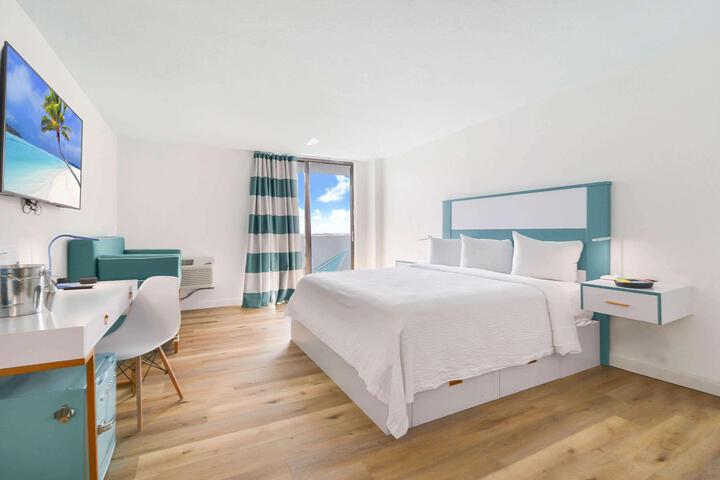 1 King Bed (2 of 9)