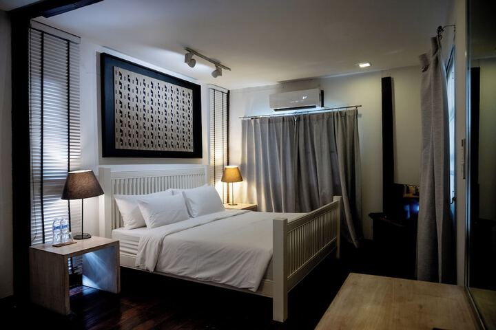Room 6 of 28