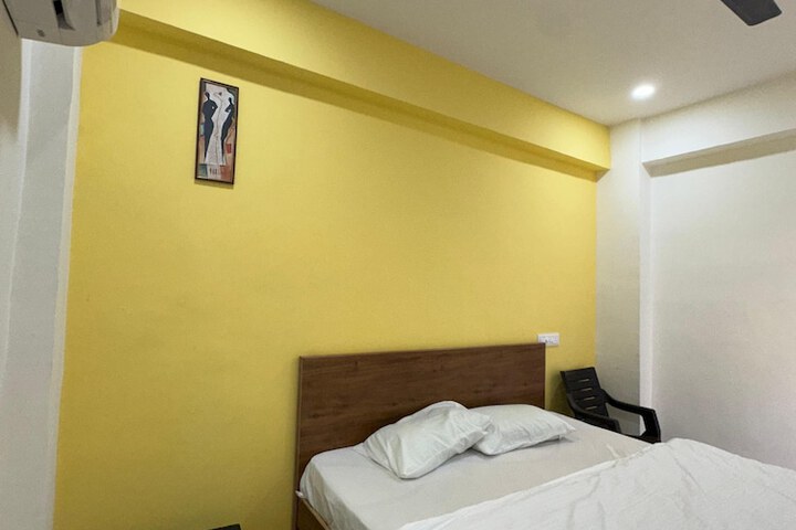Room 6 of 10
