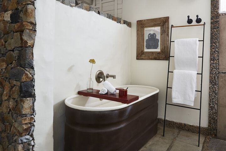 Deep soaking bathtub