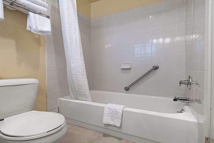 1 Queen Bed Deluxe Room High Speed Internet Accessible Sitting Area Desk Microwave (6 of 17)