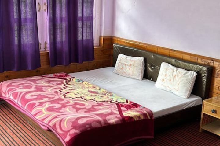 Room 6 of 16