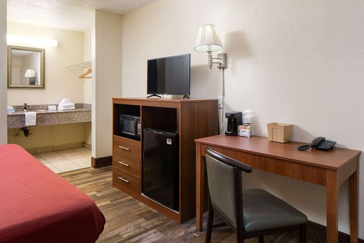 1 King Bed (4 of 7)