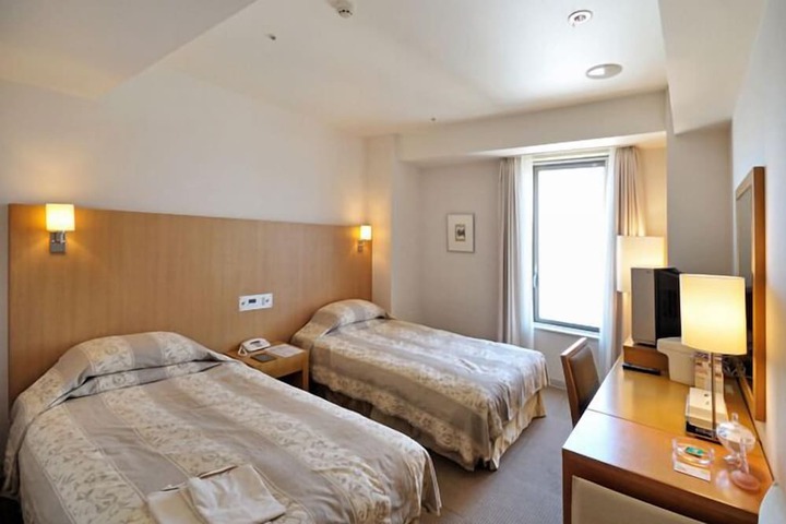 Room 13 of 32