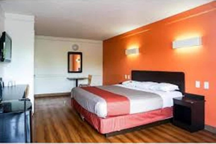 1 King Bed (12 of 16)